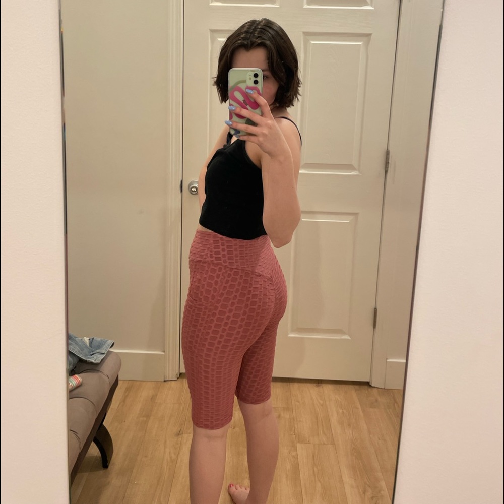 super trendy butt lift leggings! super comfy and has pockets! - Picture 2 of 4